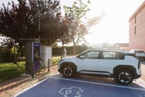 Ein weißes Auto steht an einer Zapfsäule in der Unterkunft ETH Rioja in Haro