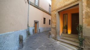 un callejón entre dos edificios con una puerta en Orient Suite, en Viterbo