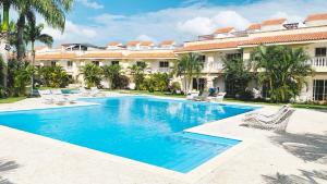a swimming pool in front of a building at Star Villa Boca Chica in Boca Chica