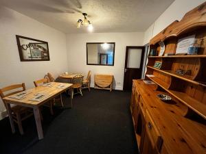 ein Esszimmer mit einem Tisch und Stühlen in der Unterkunft The Innbetween in Pembroke Dock