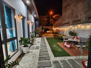 a small garden with a table and benches on a building at Sơn Hà homestay in Ấp Bình Hưng