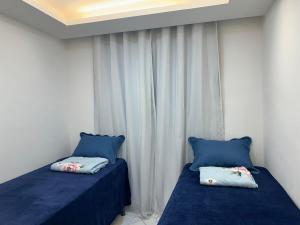 two beds sitting next to a window in a room at Refúgio Azul Vog Ville Sul in Caruaru +33 photos