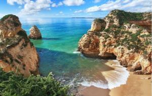 a view of a beach with rocks and the ocean at Estudio Boho Mar in Praia da Rocha