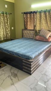 a bed in a room with a blue mattress at Apartment in Khardaha in Khardah
