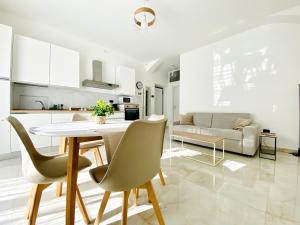 a kitchen and living room with a table and chairs at Corso 42 in Novara