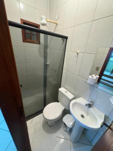 a bathroom with a toilet and a sink at Pousada Costa Rio - Conforto e Hospitalidade em Rio das ostras in Rio das Ostras