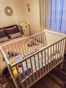 a white crib in a room with a bed at Kuća za odmor Banja Koviljača in Banja Koviljača