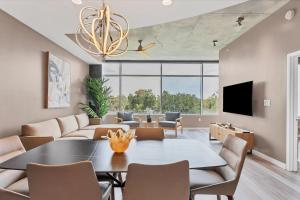 a dining room with a table and chairs at Spacious Apartment Masterfully Decorated in Orlando +41 photos