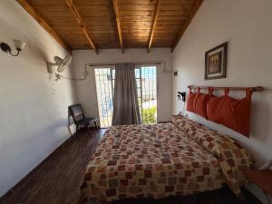 a bedroom with a bed in a room with a window at Complejo Samaya in San Clemente del Tuyú