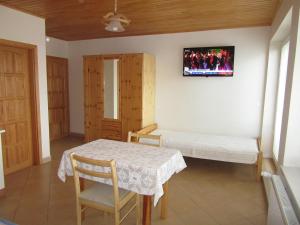 een kamer met een tafel en een tv aan de muur bij Apartments Centrum in Liptovský Mikuláš