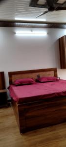 Giường trong phòng chung tại Radhika Hotel