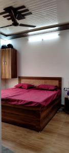 Giường trong phòng chung tại Radhika Hotel