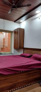 Giường trong phòng chung tại Radhika Hotel
