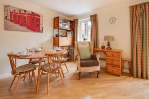 a dining room with a table and chairs at 3 Bed in Wangford oc-frs in Wangford