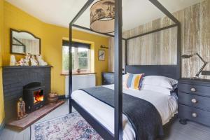 a bedroom with a bed and a fireplace at 2 Bed in Field Dalling oc-1988 in Saxlingham