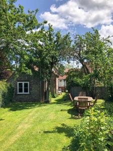 a picnic table in the yard of a house at 2 Bed in Field Dalling oc-1988 in Saxlingham