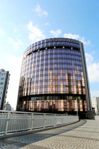 un gran edificio con muchas ventanas en Breezbay Hotel Resort and Spa en Yokohama