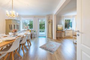 a dining room and living room with a table and chairs at Hjertets Hus in Humptrup