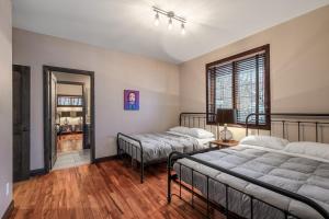 a bedroom with two beds and a window at Blanc40 in Stoneham