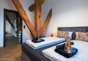 two beds in a room with wooden beams at Scheune 1746 in Tating