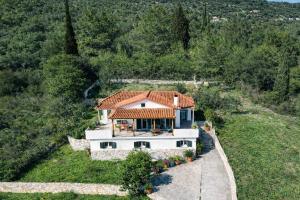 an aerial view of a house with at Villa Aniley in Ratzaklíon