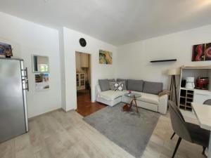a living room with a couch and a table at Apartment für 4 Personen mit Jacuzzi und Pool in Lovran