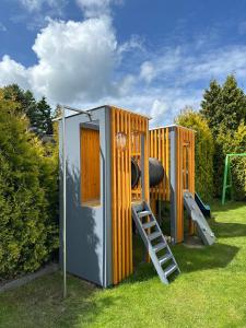 a couple of play houses in the grass at Nowa Stodoła in Władysławowo