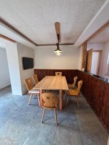 a dining room with a wooden table and chairs at Mittagsspitz am Bauernhof in Flattach