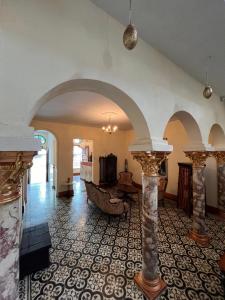 a living room with an archway and a couch at Posada La Pastora Colonial in Caracas