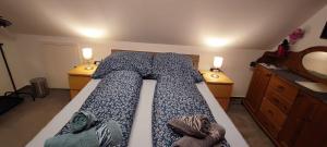 ein Schlafzimmer mit einem großen Bett und zwei Lampen darauf in der Unterkunft Gemütliches Gästezimmer in Flensburg-Weiche in Flensburg