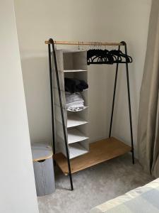 a shelf in a room with a bunk bed at Cosy 1 bedroom in Abingdon