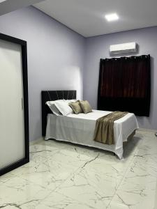 a bedroom with a bed and a mirror in it at Apartamento no Centro de Sengés Quarto 01 in Sengés