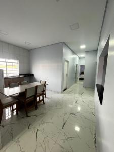 an empty room with a table and chairs at Apartamento no Centro de Sengés Quarto 01 in Sengés