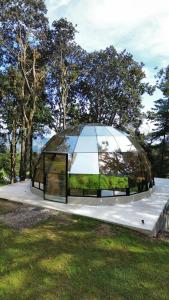 a building with a glass dome on top of a field at Mineral Glamping Experience in Mineral del Chico