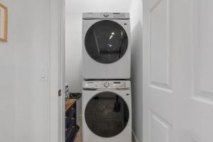 a washing machine and a dryer in a room at Sea Dunes Nautilus B8 in New Smyrna Beach
