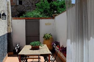a patio with a table with a potted plant on it at PERIQUiNA CASA RURAL CON ENCANTO in Munébrega