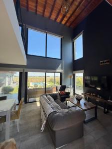 a living room with a couch and a table at Sol de campo in Santa Clara del Mar