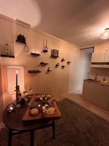 a room with a table and a room with a kitchen at Het Kleine Genoegen in Heelweg