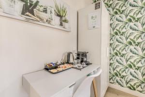 a room with a table with a tray of food at Casa flowers in Ciampino
