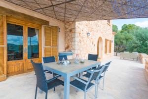 niebieski stół i krzesła na patio w obiekcie Casa Puig De Na Franquesa w Manacorze