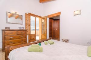 Łóżko lub łóżka w pokoju w obiekcie Casa Puig De Na Franquesa