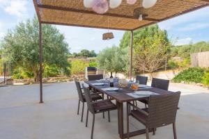 Patio lub wspólna przestrzeń na świeżym powietrzu w obiekcie Casa Puig De Na Franquesa