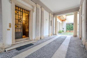 an empty hallway of a building with a door at Casa Esvael - Historic Rooms in Verona City Center in Verona