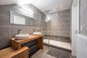 a bathroom with a sink and a shower at Mossefat in Sprimont