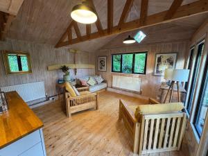a large living room with wooden floors and ceilings at Duxford Lodge, Cholsey in Cholsey +6 photos
