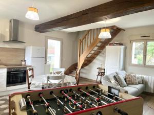 a living room with a ping pong table at La Maison Agoméa in Saint-Georges-sur-Cher