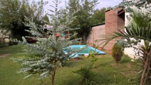a garden with a swimming pool in a yard at Los eucaliptos in Andino