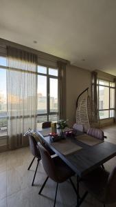 ein Esszimmer mit Tisch und Stühlen in einem Zimmer in der Unterkunft Luxury A2 Chalet COMO in Al Khīrān