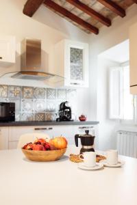 a kitchen with a bowl of fruit on a counter at A casa di Mimma in Acquasparta