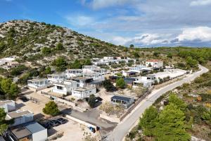 an aerial view of a town with a mountain at Ahoi Hause 10 Strandhaus mit Meerblick & privatem Zugang in Drage